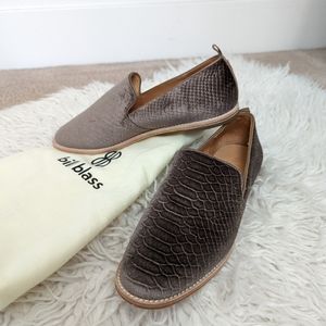 Bill Blass Sutton Welt Taupe 8.5 Flats